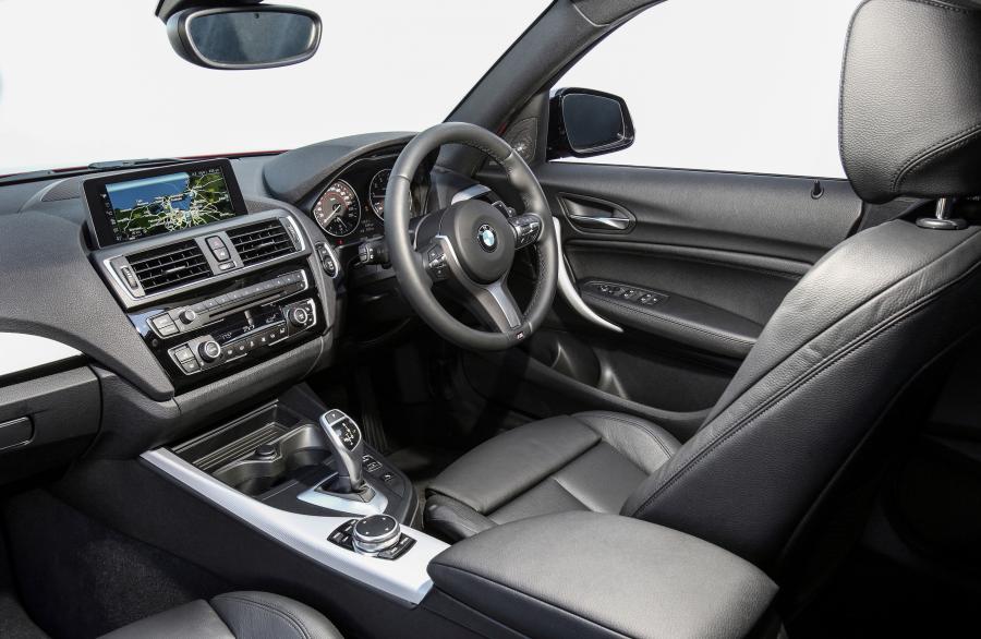 Интерьер BMW M140i 5-Door 2016 года  (AU) (фото 11 из 21)